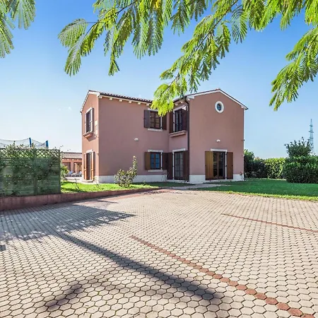4 Bedroom Gorgeous In Holiday home