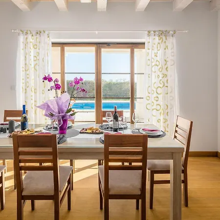 4 Bedroom Gorgeous In Holiday home Barban