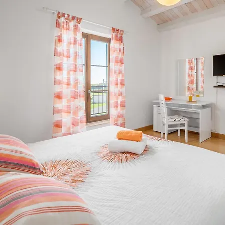 4 Bedroom Gorgeous In Holiday home *