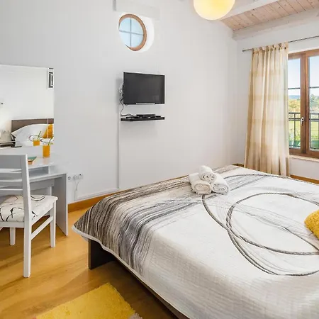 4 Bedroom Gorgeous In Holiday home